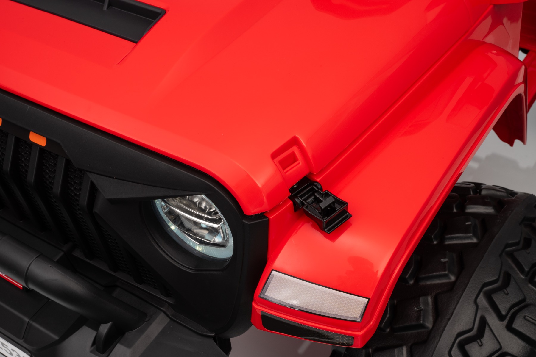 Öffnungsbare Motorhaube, LED-Leuchten