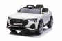 Elektrisches Kinderauto Audi E-tron Sportback 12V, weiß, breiter Einzelsitz mit Dreipunkt-Sicherheitsgurt, 2,4 GHz Fernbedienung, USB/AUX-Eingang, Federung, Lithiumbatterie, LED-Beleuchtung, 2 x 25W Motor, ORIGINALE Lizenz