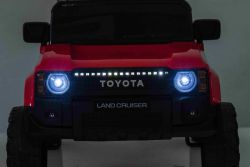 Elektrisches Kinderauto Toyota Landcruiser 12V, rot, breiter Einzelsitz, 2,4 GHz Fernbedienung, USB-/AUX-Eingang, Bluetooth, Federung, Lithiumbatterie, LED-Lichter, 2 x 25W Motor, ORIGINAL-Lizenz