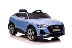 Elektrisches Kinderauto Audi E-tron Sportback 12V, blau, breiter Einzelsitz mit Dreipunkt-Sicherheitsgurt, 2,4 GHz Fernbedienung, USB/AUX-Eingang, Federung, Lithiumbatterie, LED-Beleuchtung, 2 x 25W Motor, ORIGINALE Lizenz