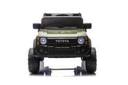 Elektrisches Kinderauto Toyota Landcruiser 12V, militärgrün, breiter Einzelsitz, 2,4 GHz Fernbedienung, USB-/AUX-Eingang, Bluetooth, Federung, Lithiumbatterie, LED-Lichter, 2 x 25W Motor, ORIGINAL-Lizenz