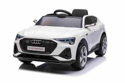 Elektrisches Kinderauto Audi E-tron Sportback 12V, weiß, breiter Einzelsitz mit Dreipunkt-Sicherheitsgurt, 2,4 GHz Fernbedienung, USB/AUX-Eingang, Federung, Lithiumbatterie, LED-Beleuchtung, 2 x 25W Motor, ORIGINALE Lizenz