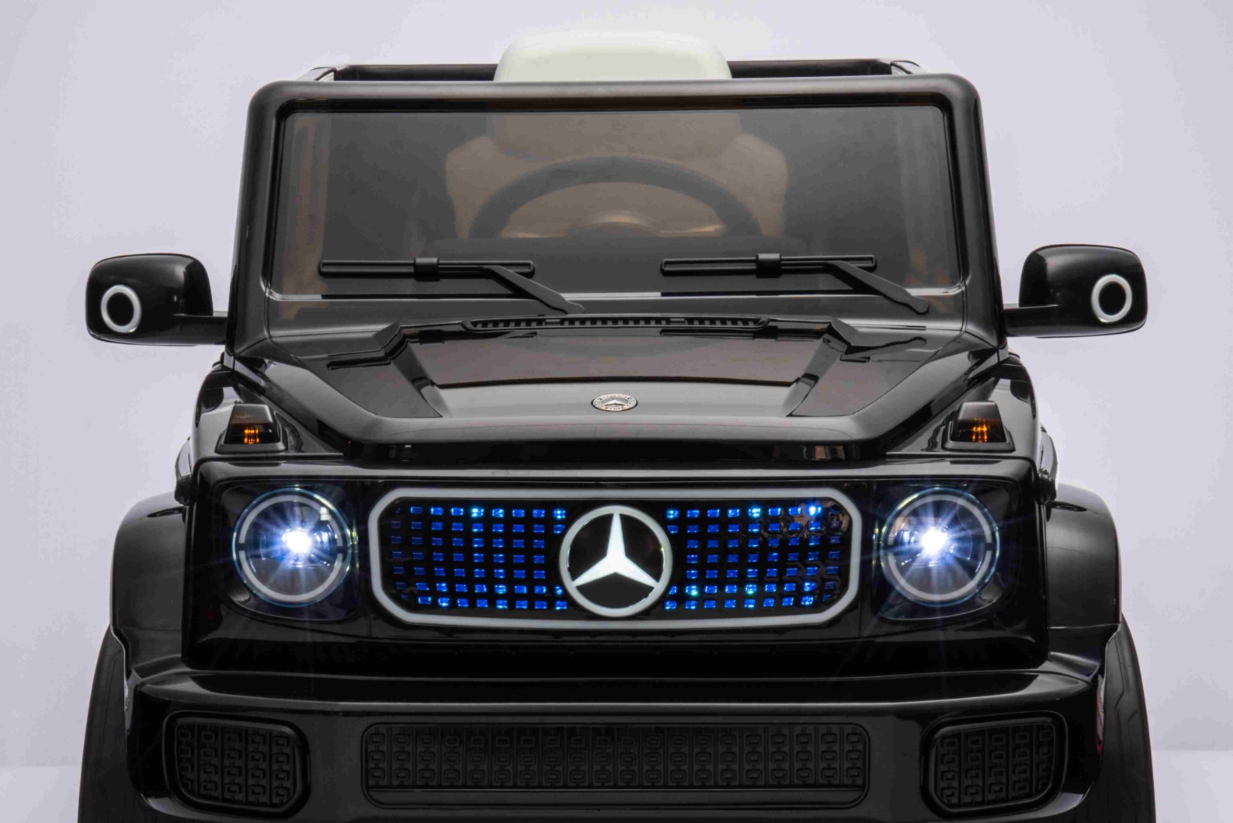 LED-Beleuchtung des Kühlergrills, der Spiegel und der Blinker